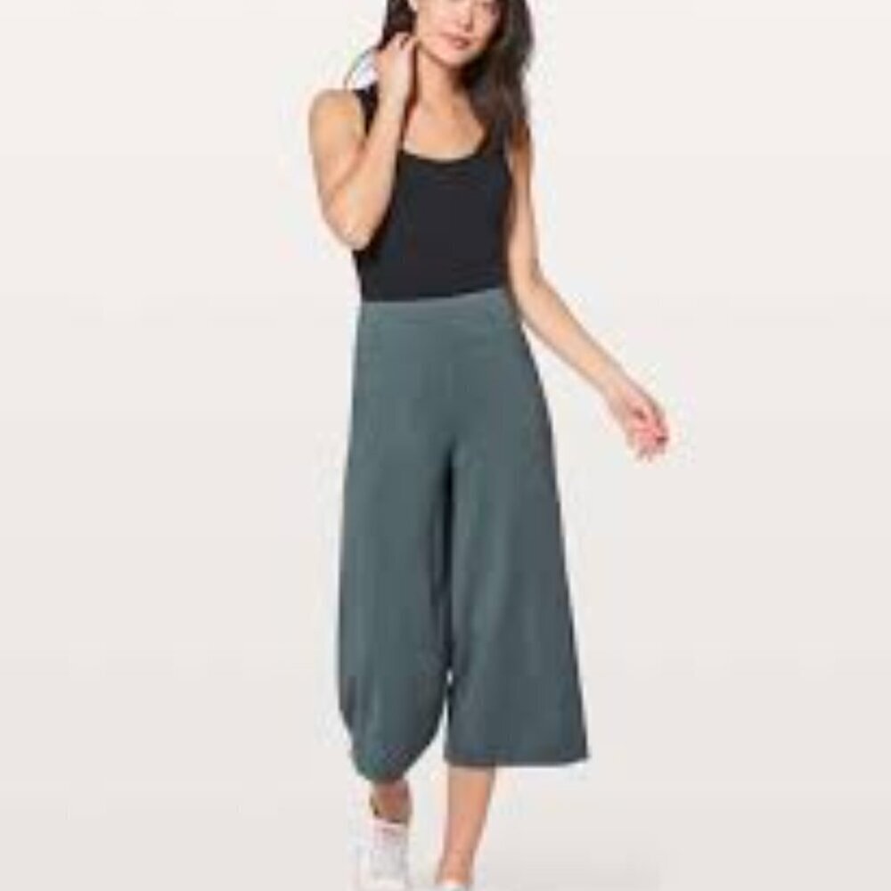 Lululemon Womens Serene Blissed Out Green Knit Wide Leg Cropped Culottes 4 Pants